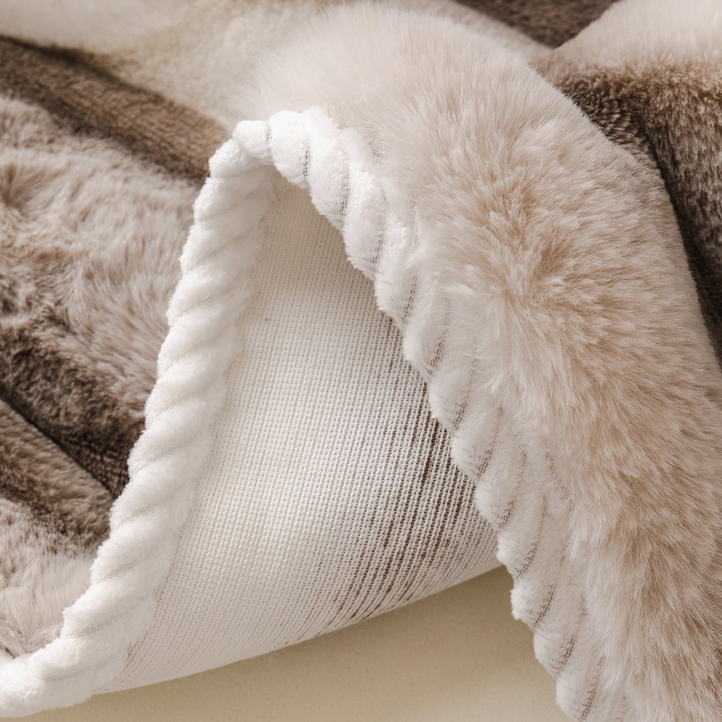 Extra Large Faux Fur Gradient Couch Cover Blanket: Plush, Fluffy, Warmth, Perfect Throw on the Sofa